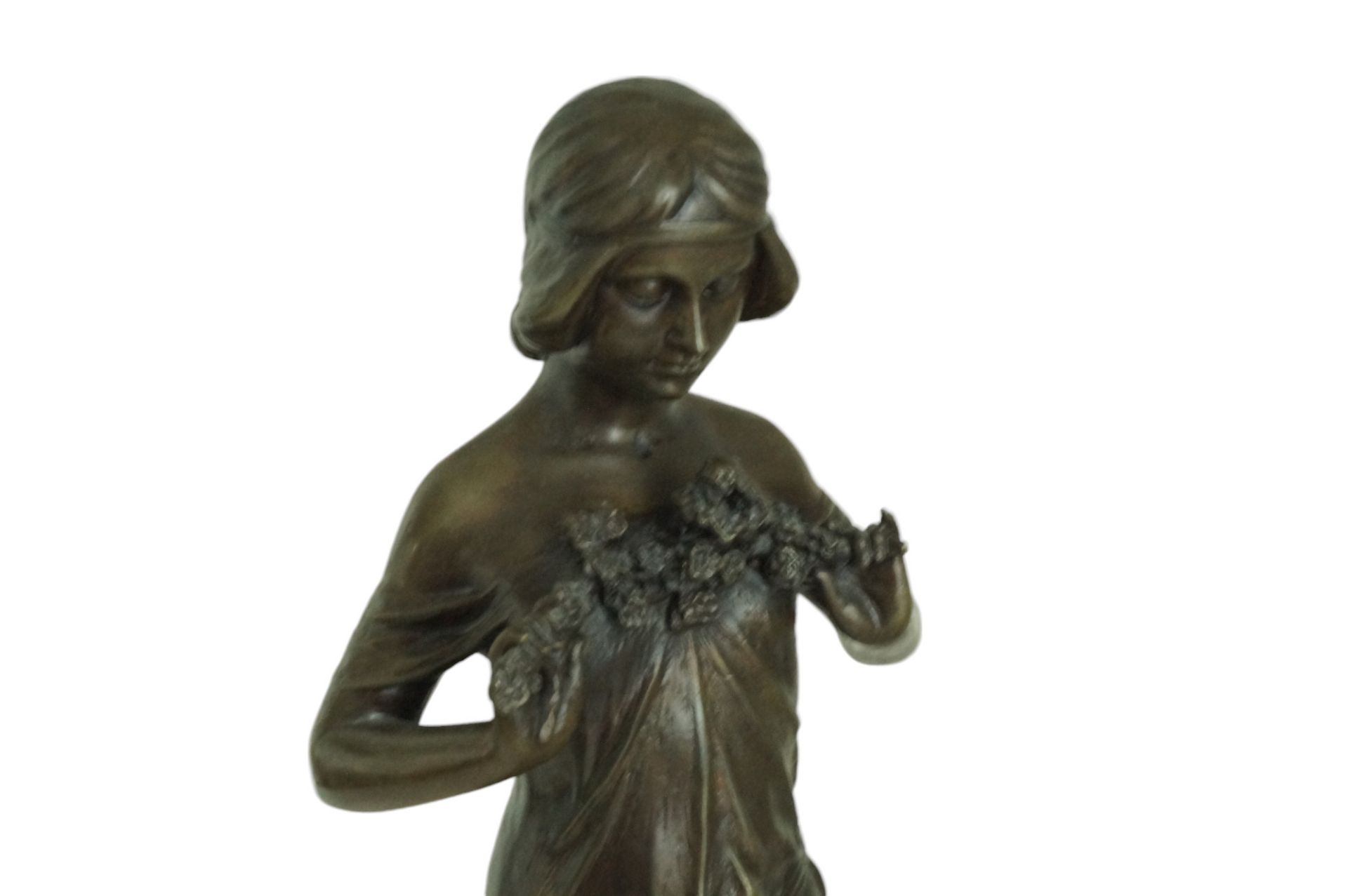 Große, leider unsignierte Statuette einer spärlich gekleideten Dame welche sich ihr mit einem Blüte - Image 3 of 4