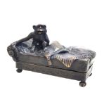 Wiener Bronze von "Bergmann" mit Darstellung eines frivolen Affen, auf einem Canape sitzend; über z