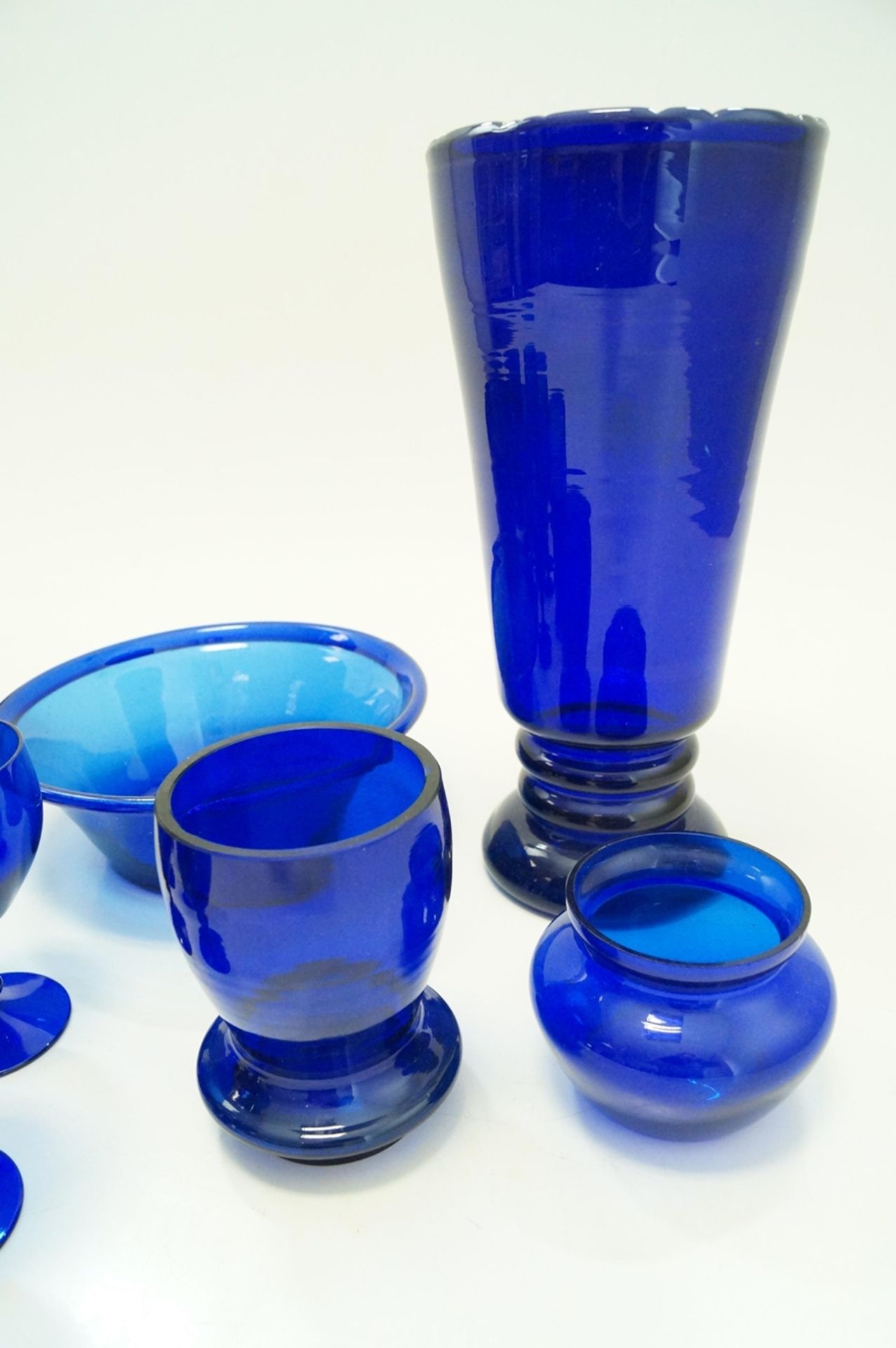 Konvolut aus insgesamt 13 Teilen blauem, handgearbeitetem Studioglas; dabei 3 Vasen, 2 Schüsseln, 2 - Bild 4 aus 4