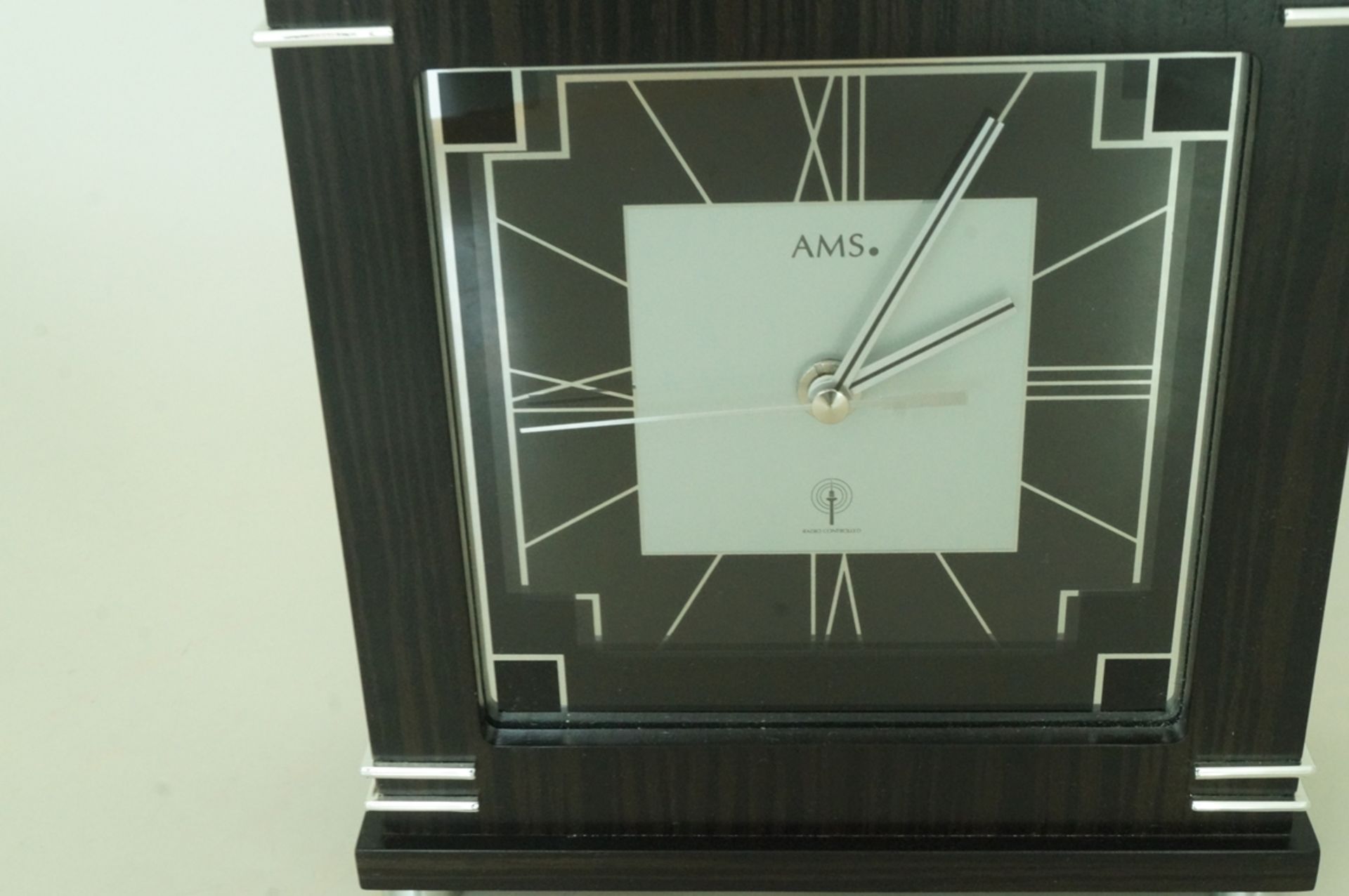 Neuzeitliche Funkuhr mit Quarzwerk im Stil des Art Deco; Hersteller: AMS. - Uhrenfabrik, Furtwangen - Bild 3 aus 4
