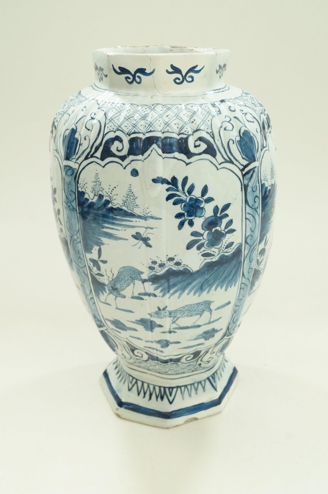 Große, niederländische Fayence-Vase, Zinnglasur, umlaufend in vier Kartuschen gleiche Rotwild-Szene - Bild 3 aus 6
