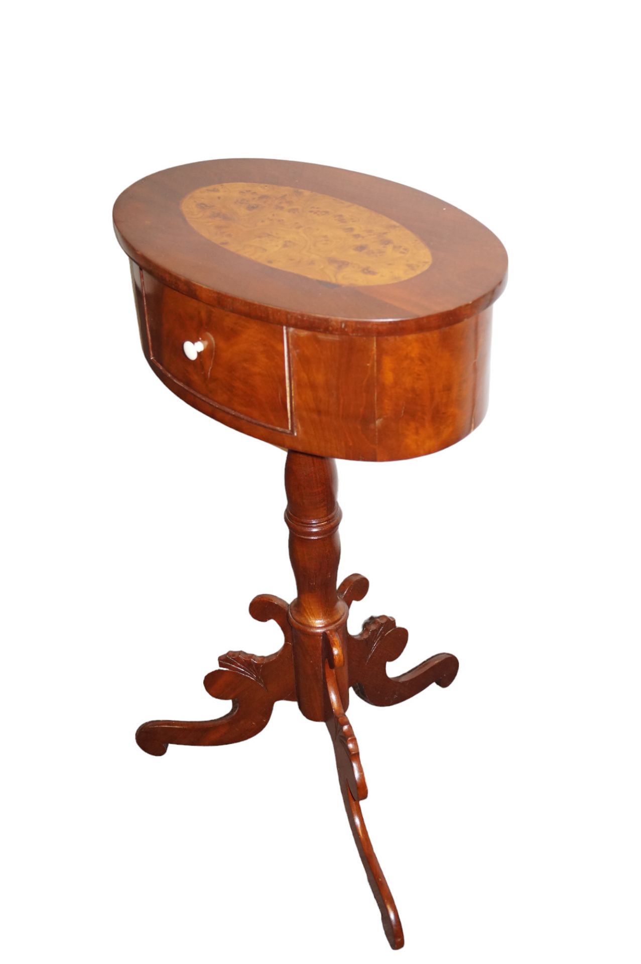 Ovales Tischchen in Tonnenform mit kleinem Schub auf der Stirnseite; dreipassiger Stand; auf der De - Bild 3 aus 5
