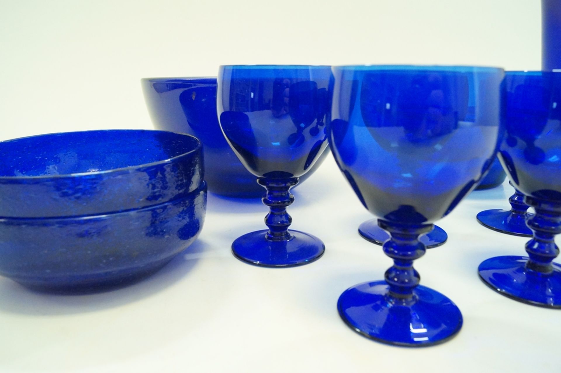 Konvolut aus insgesamt 13 Teilen blauem, handgearbeitetem Studioglas; dabei 3 Vasen, 2 Schüsseln, 2 - Bild 3 aus 4