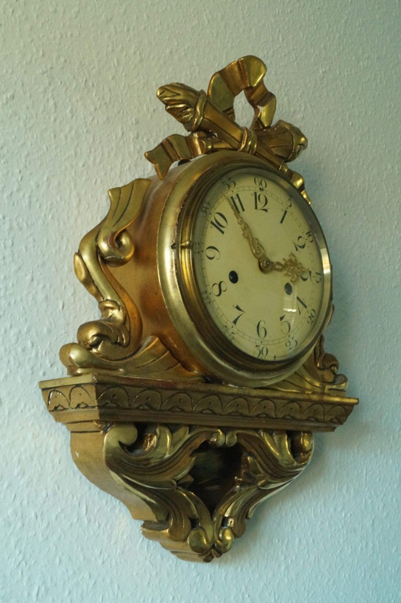 Alte Wanduhr mit Holzgehäuse im Stil der Zeit um 1800; Gehäuse beschnitzt und vergoldet; Zifferblat - Bild 2 aus 6