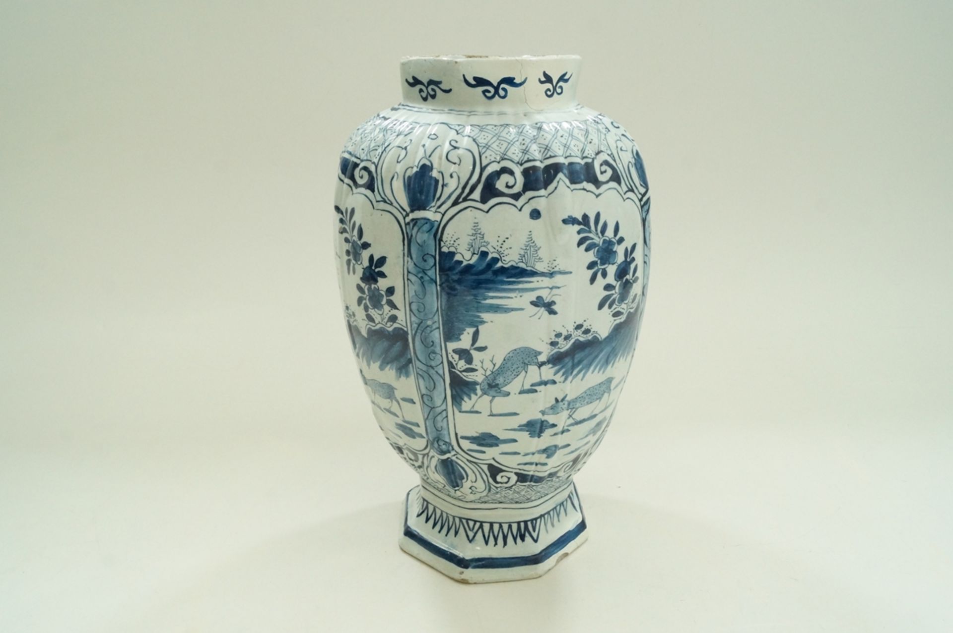 Große, niederländische Fayence-Vase, Zinnglasur, umlaufend in vier Kartuschen gleiche Rotwild-Szene