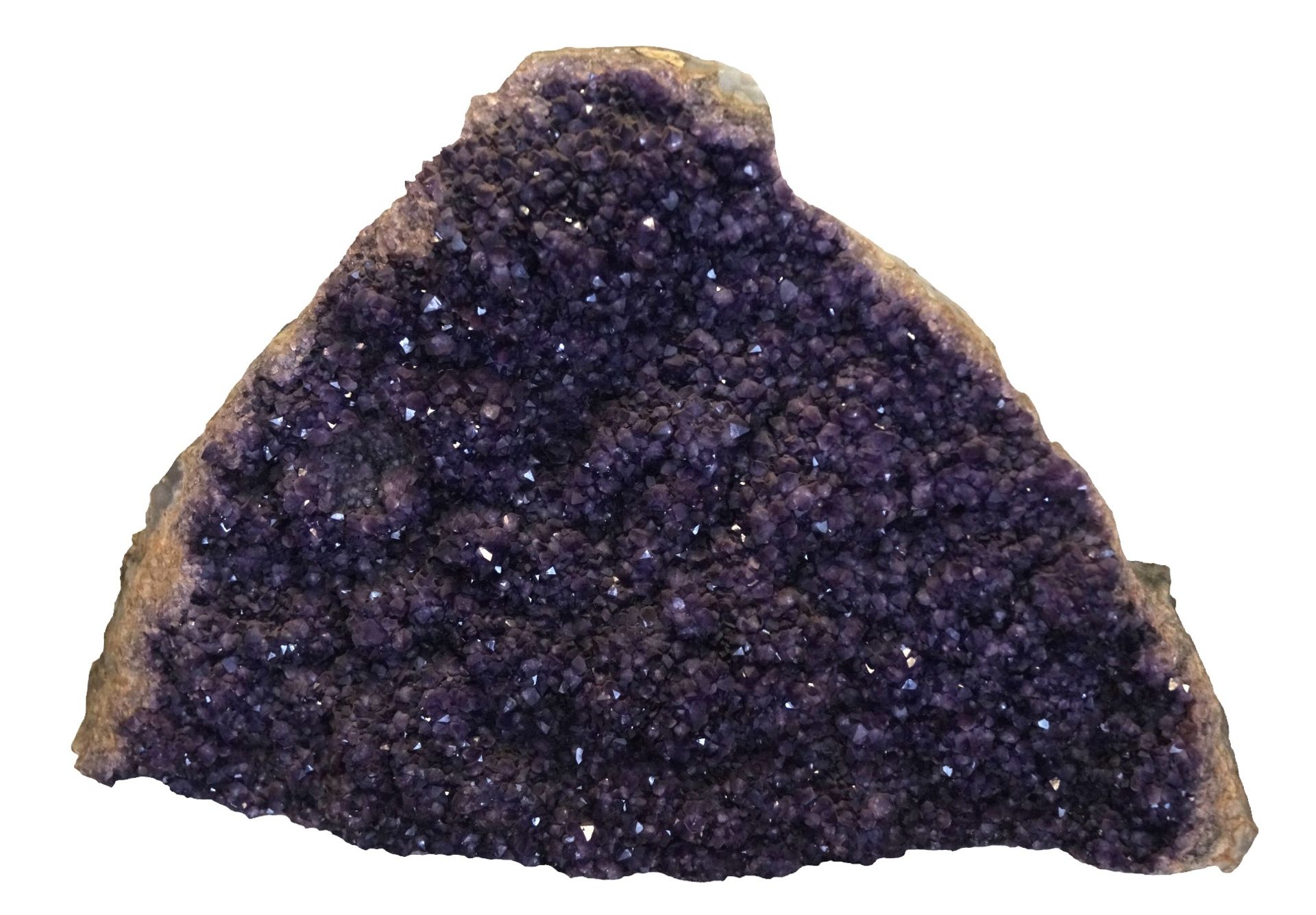 Großes Bruchstück einer wohl brasilianischen Amethyst-Druse; durchgehend mit Amethyst-Kristallen be