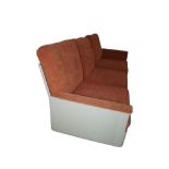 Designer Couch-Garnitur aus Glasfaserschalen mit eingelegten Polsterelementen; ein 3-Sitzer sowie d