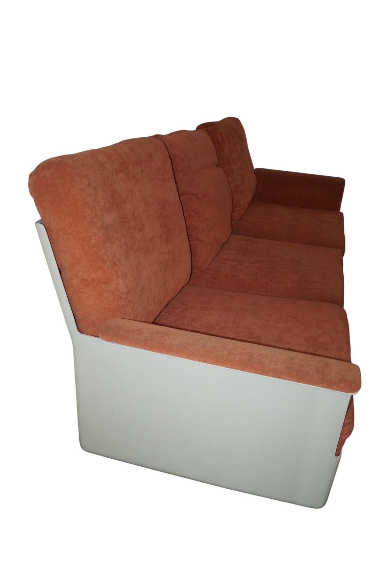 Designer Couch-Garnitur aus Glasfaserschalen mit eingelegten Polsterelementen; ein 3-Sitzer sowie d