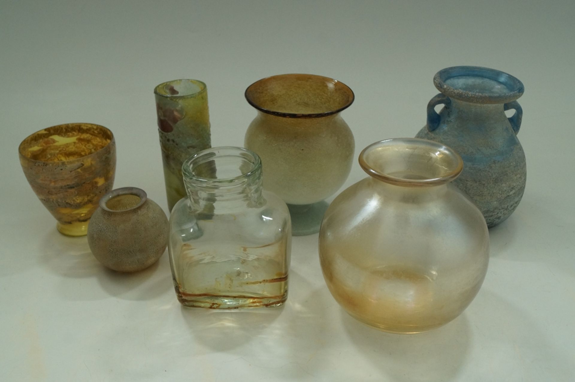 Konvolut aus 7 handgearbeiteten Glasvasen, alles Studio-Glas, u.a. von Eisch und Lubomir Hora; vers