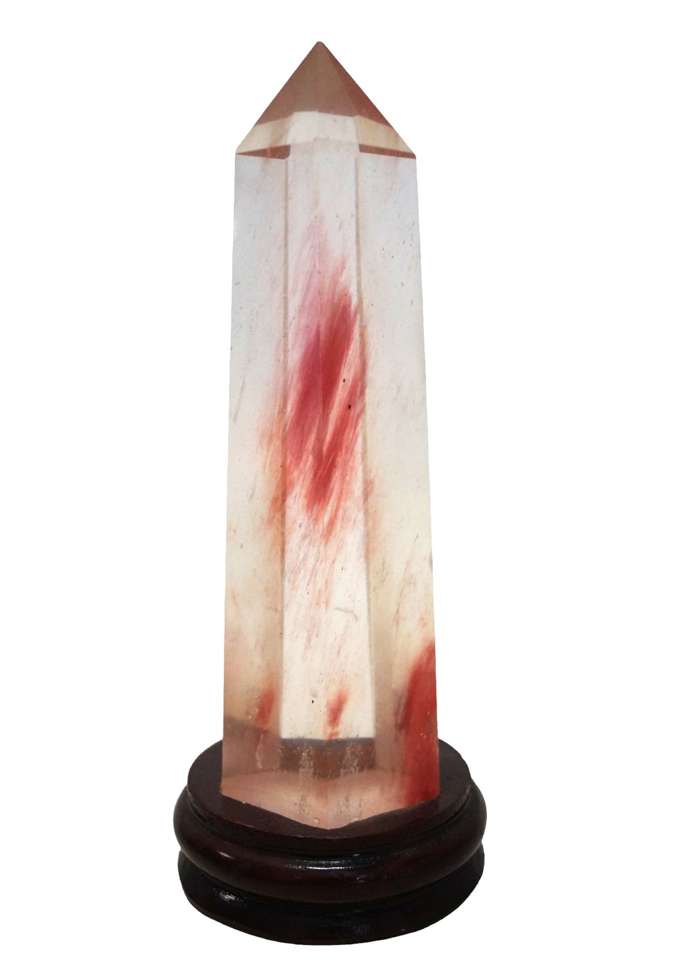 6-kantige, als Kristall geschliffene Glassäule mit leichten roten Schlieren als Einschluss; auf Hol