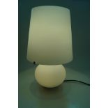 Bekannte Lampe nach einem Entwurf von Max Ingrand (1908-1969) aus 1954 für Fontana Arte; Klarglas m