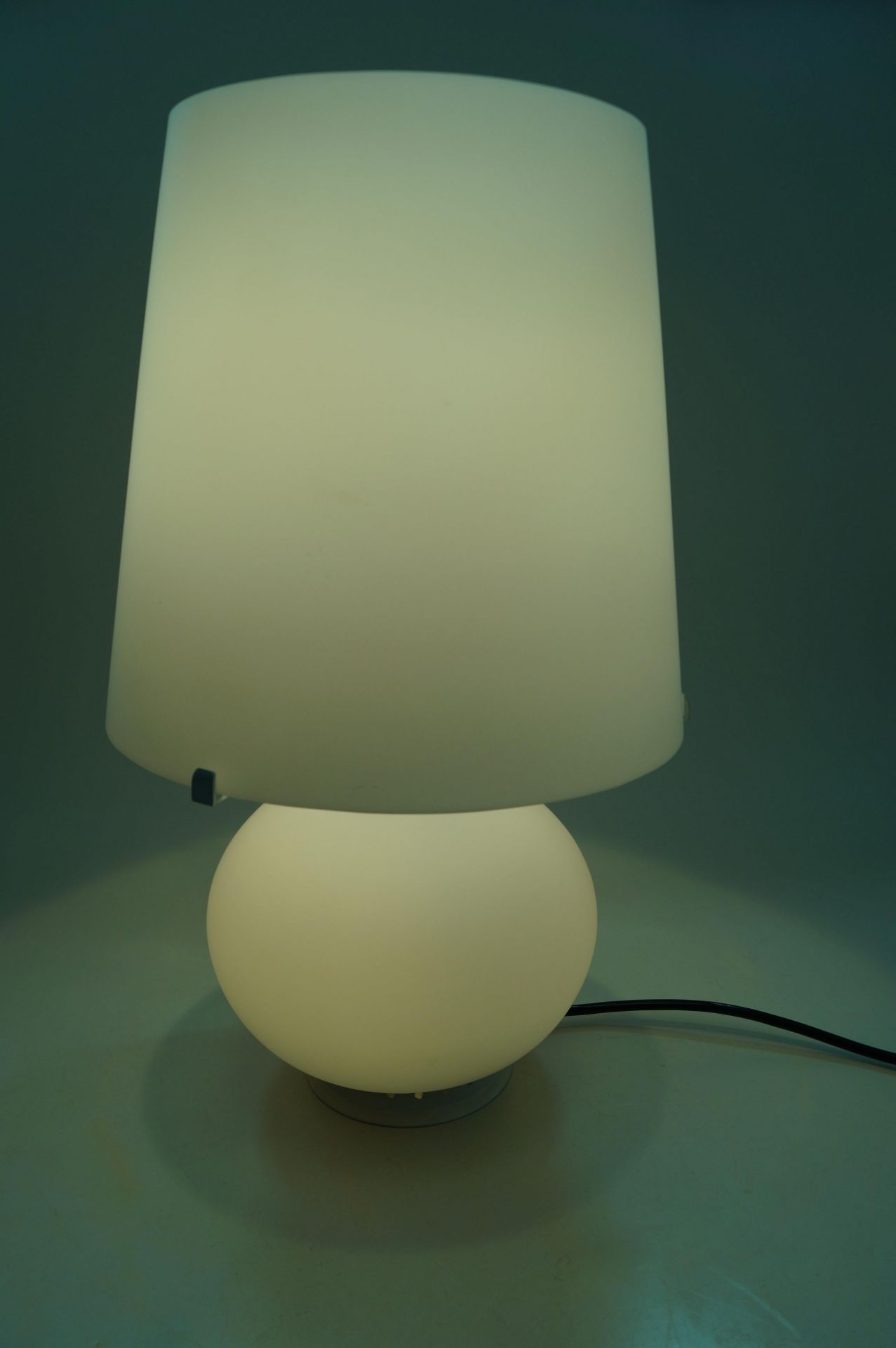 Bekannte Lampe nach einem Entwurf von Max Ingrand (1908-1969) aus 1954 für Fontana Arte; Klarglas m