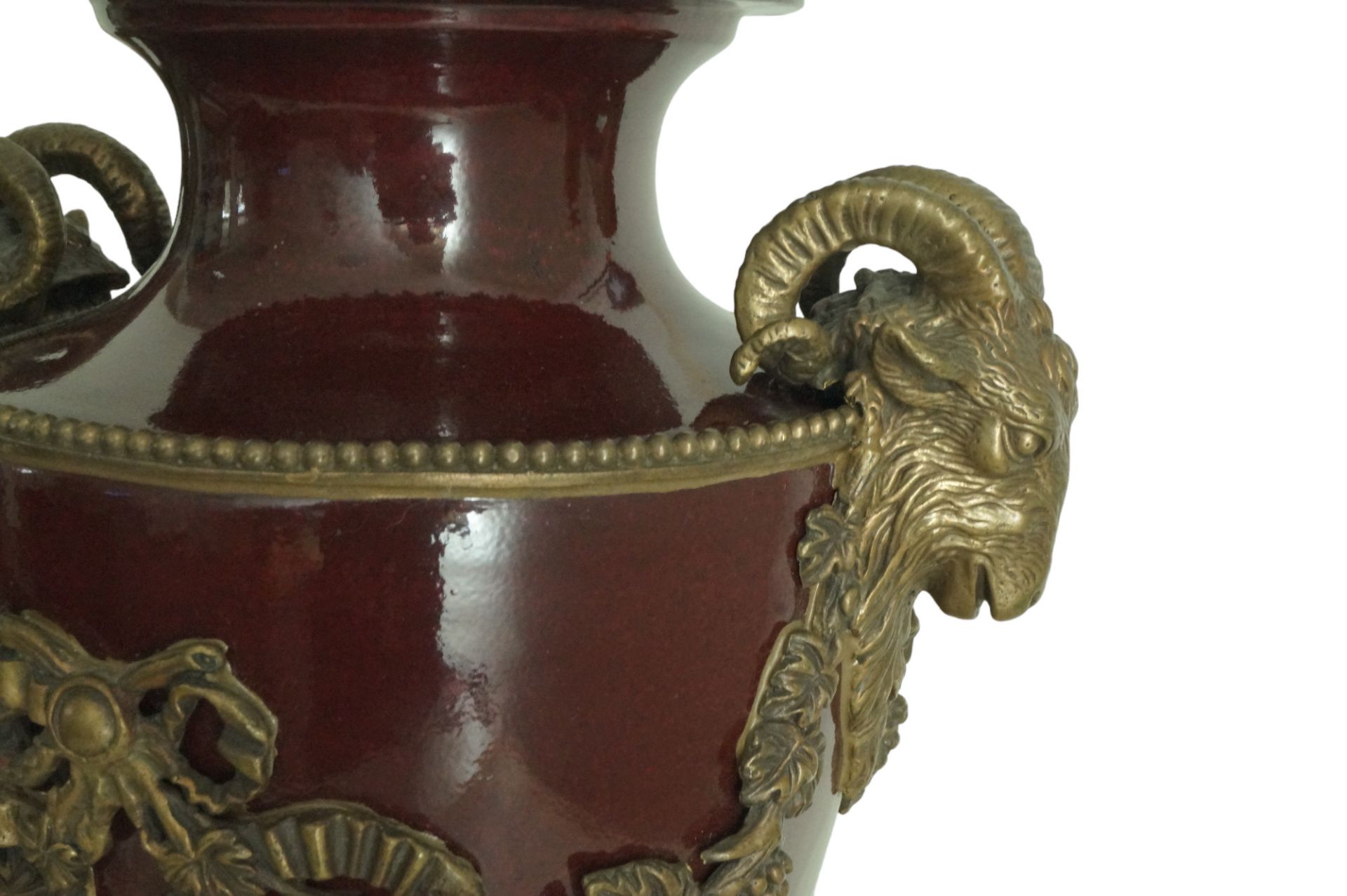 Große Porzellan Amphoren-Vase des Herstellers "Wong Lee" auf prunkvollem Postament; Korpus in weinr - Bild 2 aus 7