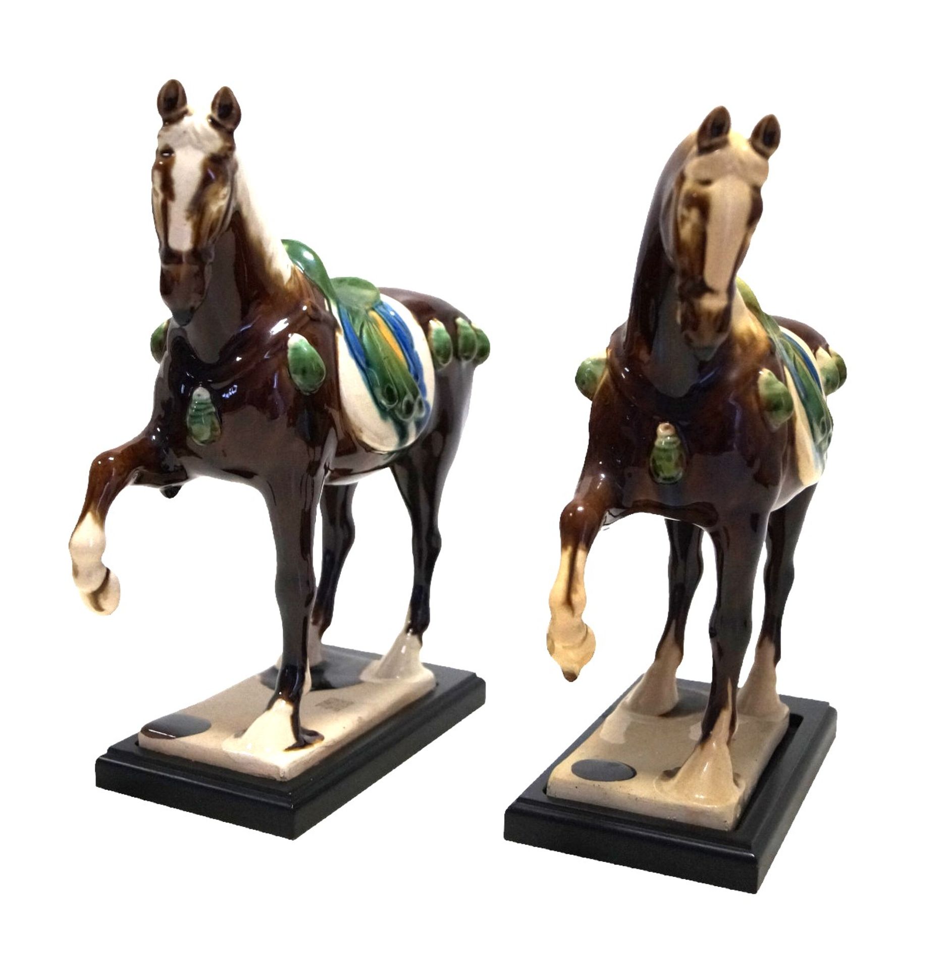 Zwei neuzeitliche "Tang-Pferde" aus Terrakotta auf Holzstand; umlaufend farbig glasiert; Bis heute 