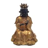 Figurale Skulptur der taoistischen Gottheit Bixia Yuanjun; in sitzender Pose, mit beiden Händen ein