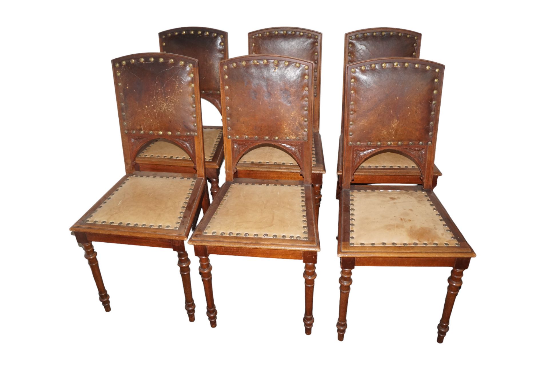 Sechs Stühle aus der Zeit um 1890; Sitz- und Rückenflächen mit Leder bezogen, dieses im Rückenberei