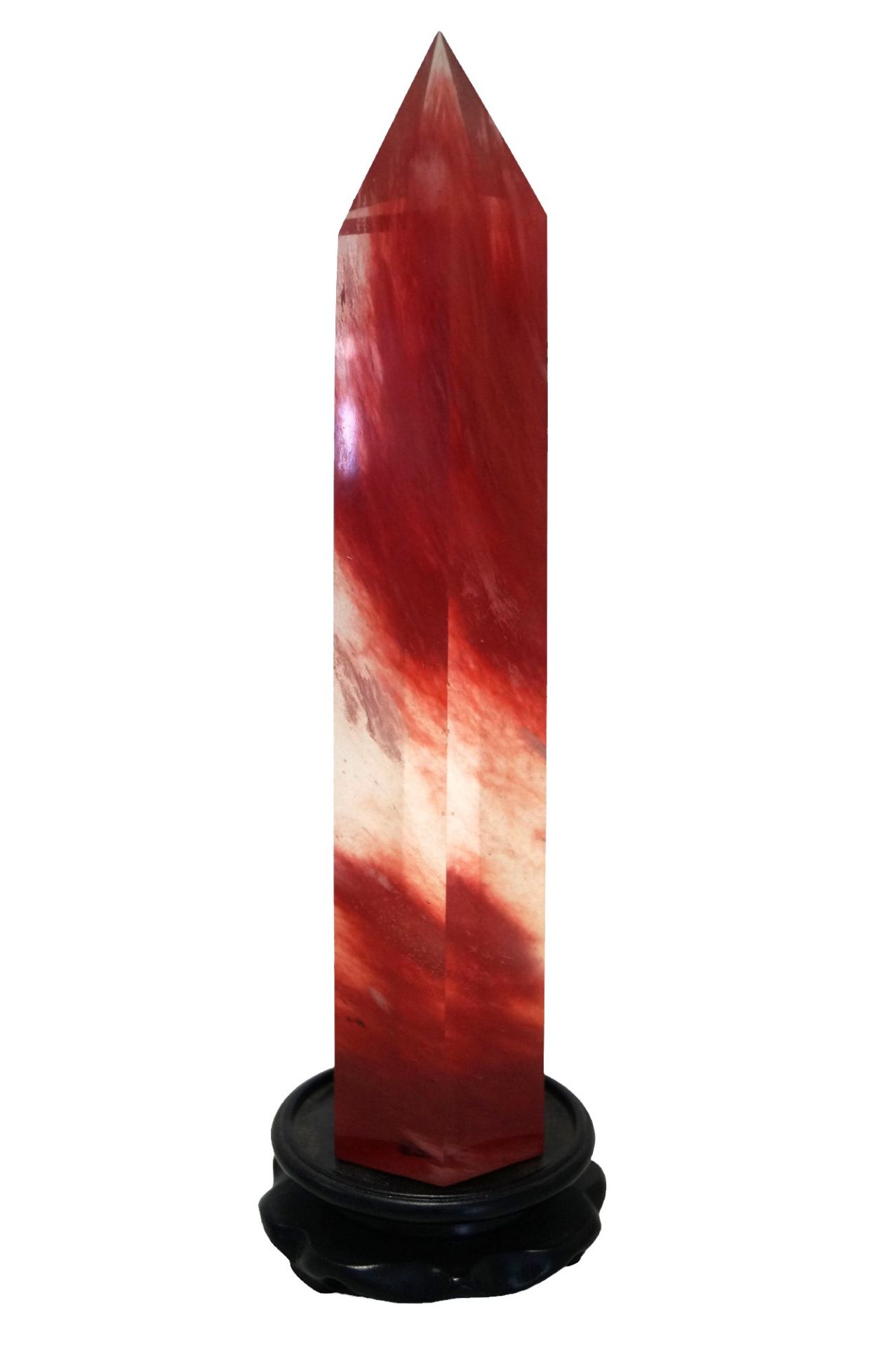 Große 6-kantige, als Kristall geschliffene Glassäule mit deutlich roten Einschlüssen; auf Holzsocke