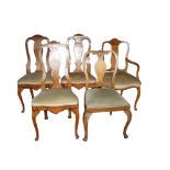 5 Stühle aus der Zeit des Barock; davon ein Stuhl mit Armlehnen, vier ohne Armlehnen; alle Stühle i