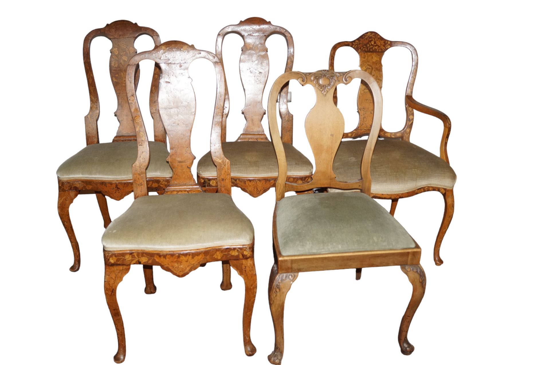 5 Stühle aus der Zeit des Barock; davon ein Stuhl mit Armlehnen, vier ohne Armlehnen; alle Stühle i