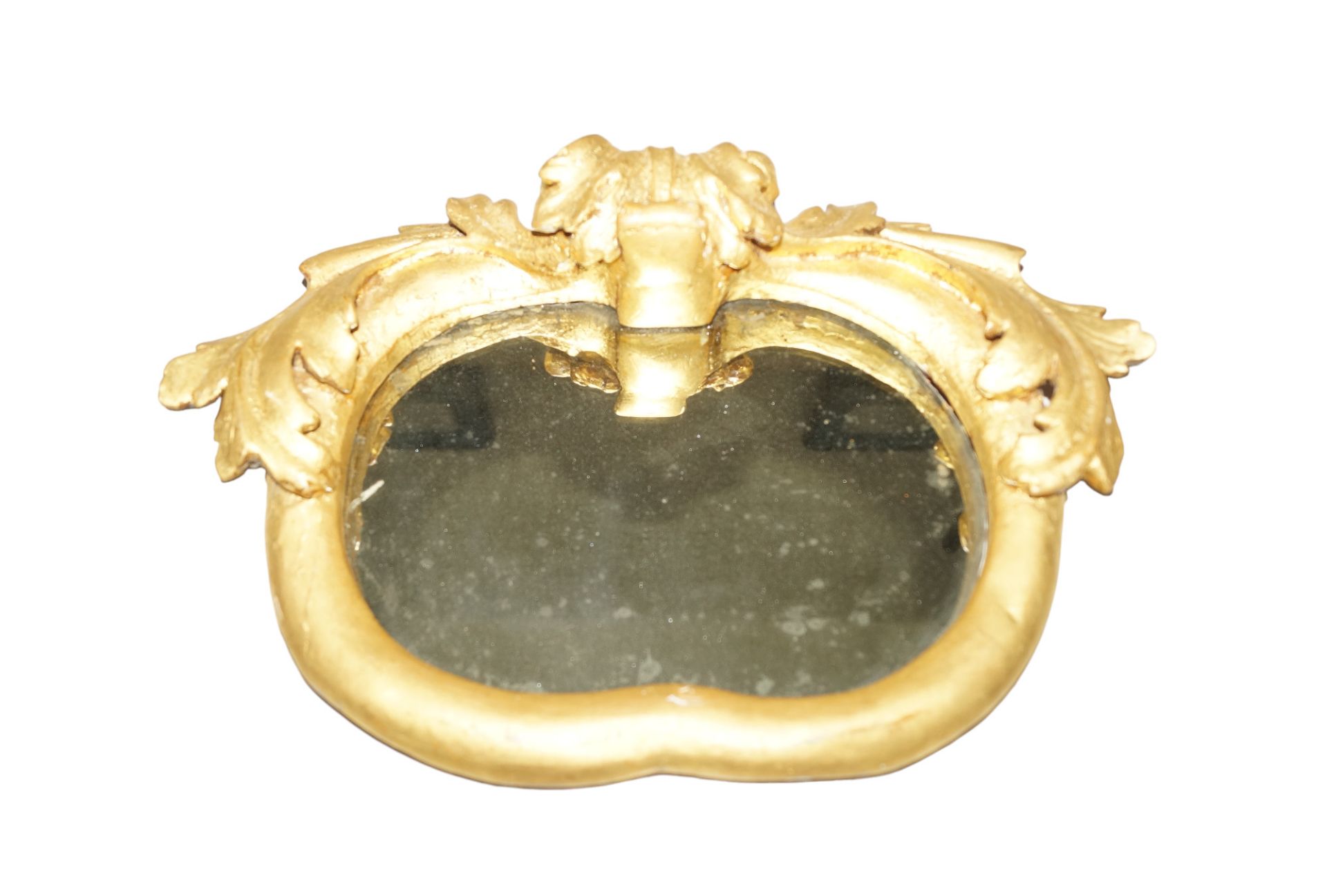 Neuzeitlicher Dekospiegel mit goldfarbenem rahmen; Maße ca.: B: 40cm, T: 10cm, H: 26cm
