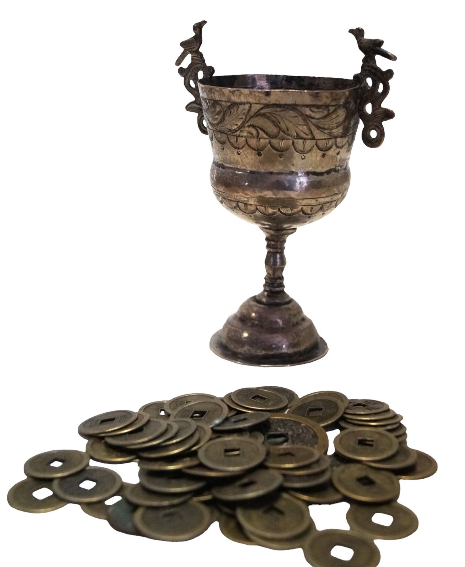 Wohl alter, kleiner Pokal mit seitlichen Handhaben; gefüllt mit ca. 65 chinesischen Messingmünzen; 