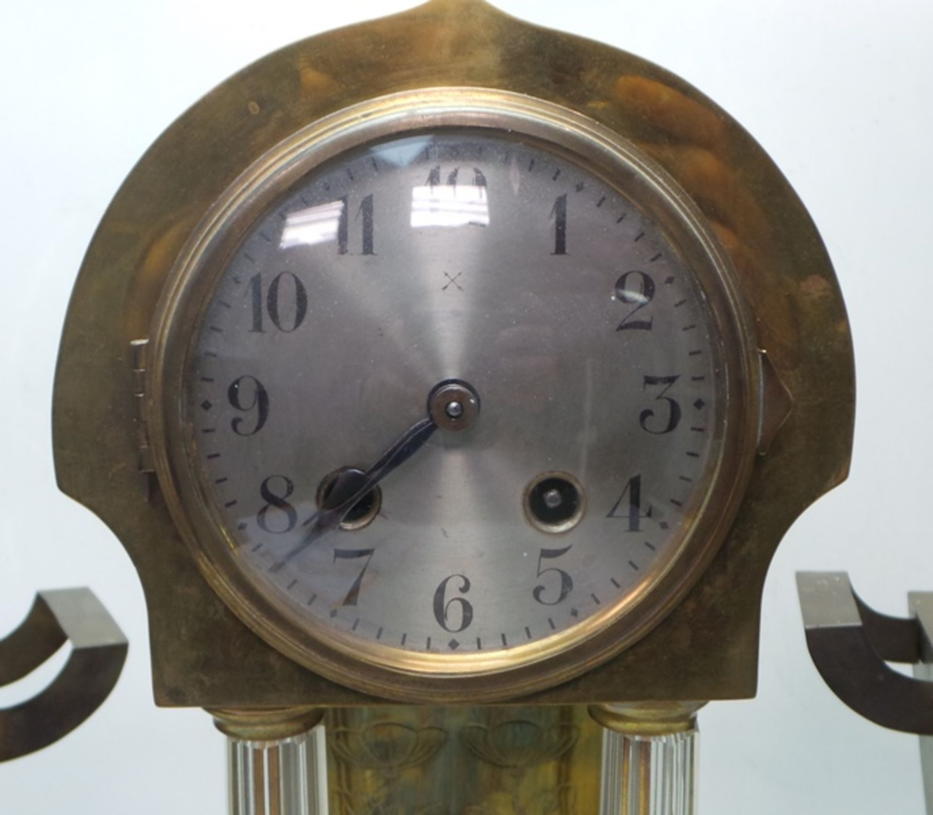 Ausgefallene Kaminuhr mit Uhrwerk von Junghans mit Pfeilkreuzmarke; manueller Aufzug, Schlüssel vor - Bild 3 aus 4