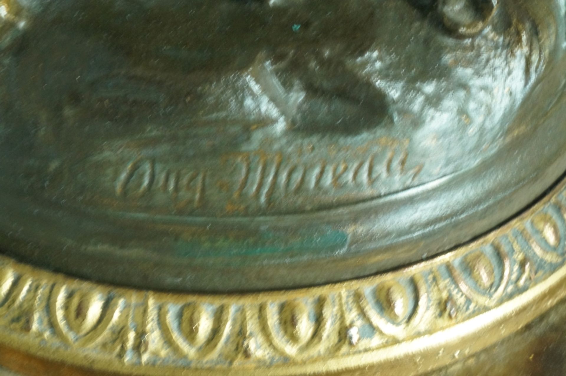Seltene, große Kaminuhr mit "Bronzefigur" nach Auguste Moreau; bräunlicher, mehrfach gestufter Marm - Bild 4 aus 6