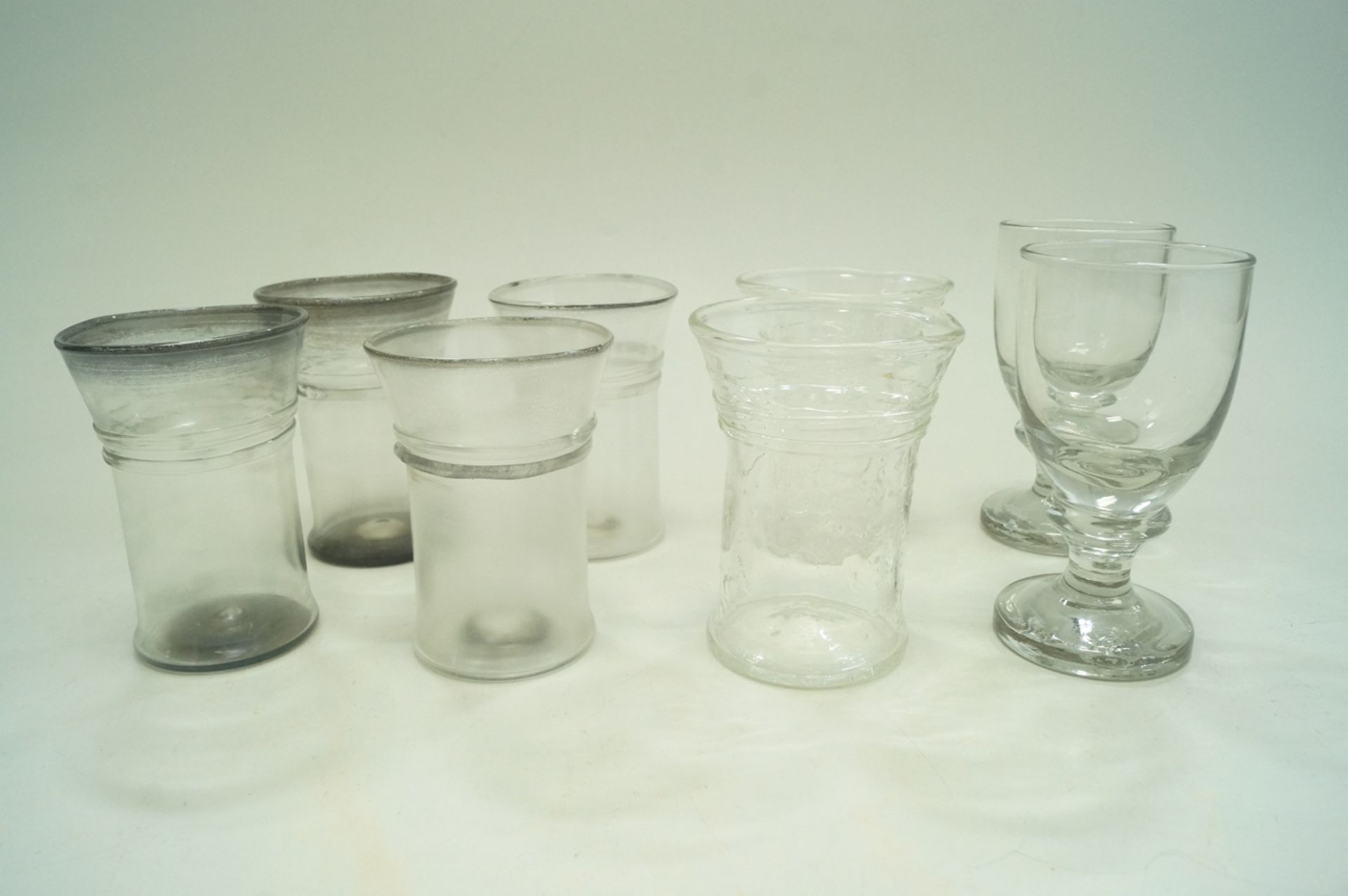 Acht Wasser- bzw. Trinkgläser aus handgearbeitetem Klarglas, 4x 2Stk.; verschiedene Oberflächen und - Bild 2 aus 4