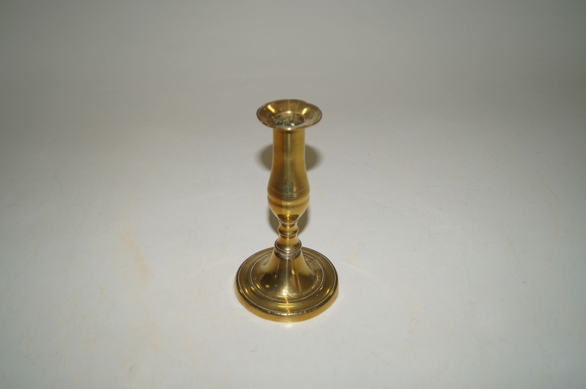 Goldfarbener Kerzenhalter mit rundem Stand; wohl um 1860; ca. Maße: D: 9,0cm, H: 16,5cm