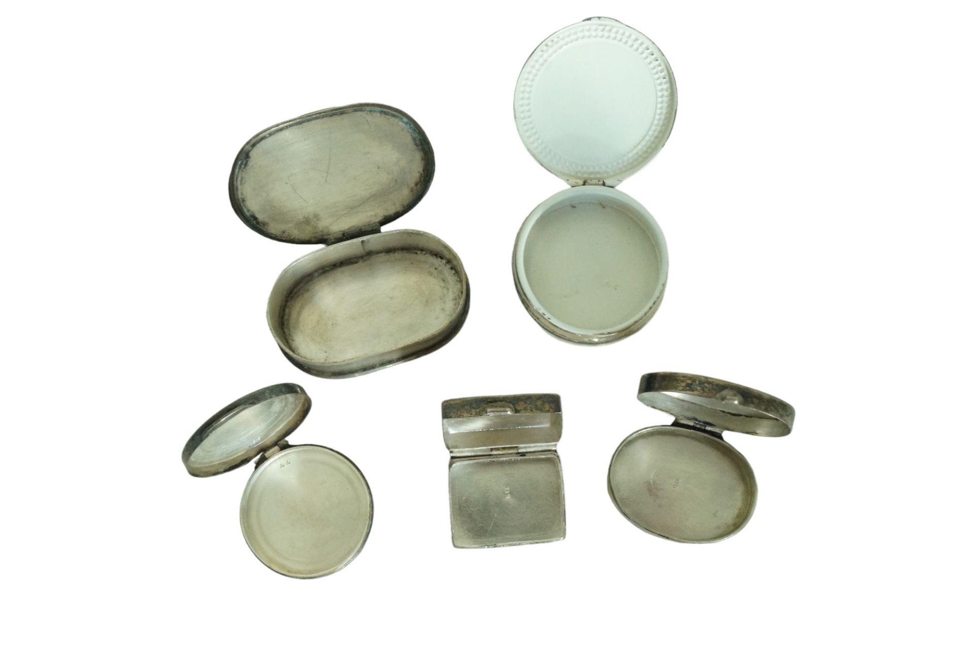 Kleines Konvolut aus insgesamt fünf kleinen Pillendosen mit Scharnierdeckeln; überwiegend Silber od - Bild 3 aus 3