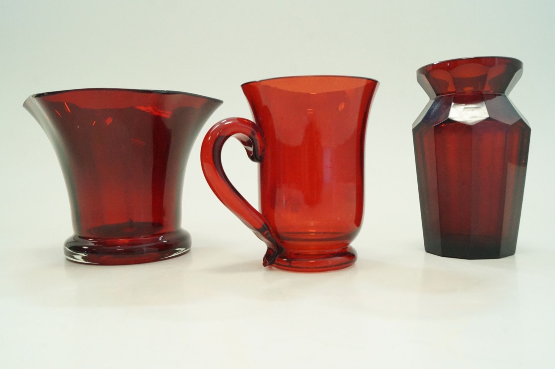 Kleines Konvolut aus drei rubinroten Glasobjekten; unterschiedliche Alter und Hersteller; teils Kla - Bild 3 aus 3