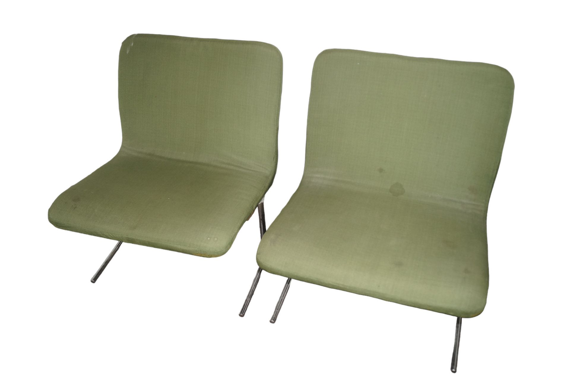 Zwei klassische Lounge-Sessel aus dem Ende der 60er Jahre; verchromtes Stahlrohgestell mit grün bez