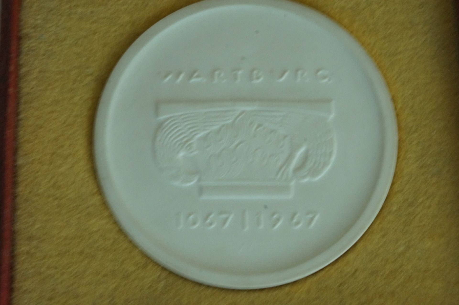 Meissen Porzellan-Medaille in Reliefform mit Darstellung der Wartburg als Erinnerungsmedaille für r - Bild 4 aus 4