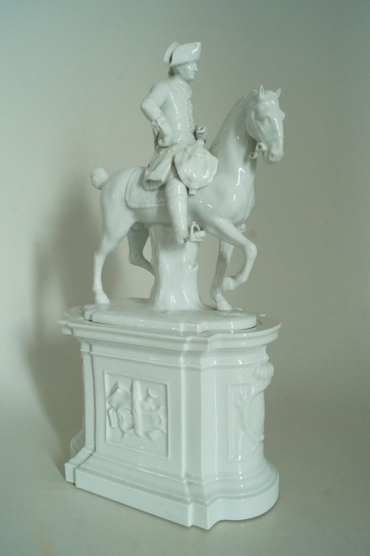 Friedrich II. zu Pferd auf Sockel; Große Porzellanfigur vom "Alten Fritz" zu Pferd auf Denkmalsocke