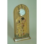 Aus einem oben abgerundeten Glasquader bestehende Schmuckuhr "Der Kuss" von Gustav Klimt mit fronts