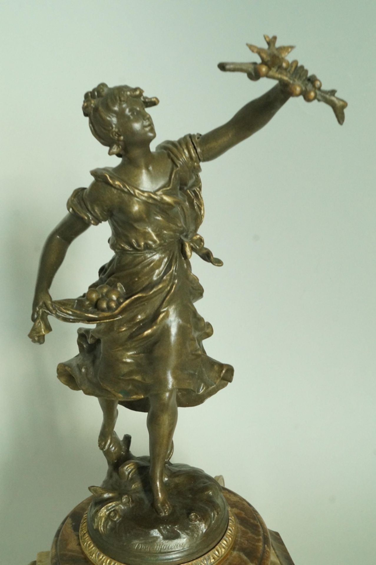 Seltene, große Kaminuhr mit "Bronzefigur" nach Auguste Moreau; bräunlicher, mehrfach gestufter Marm - Bild 3 aus 6