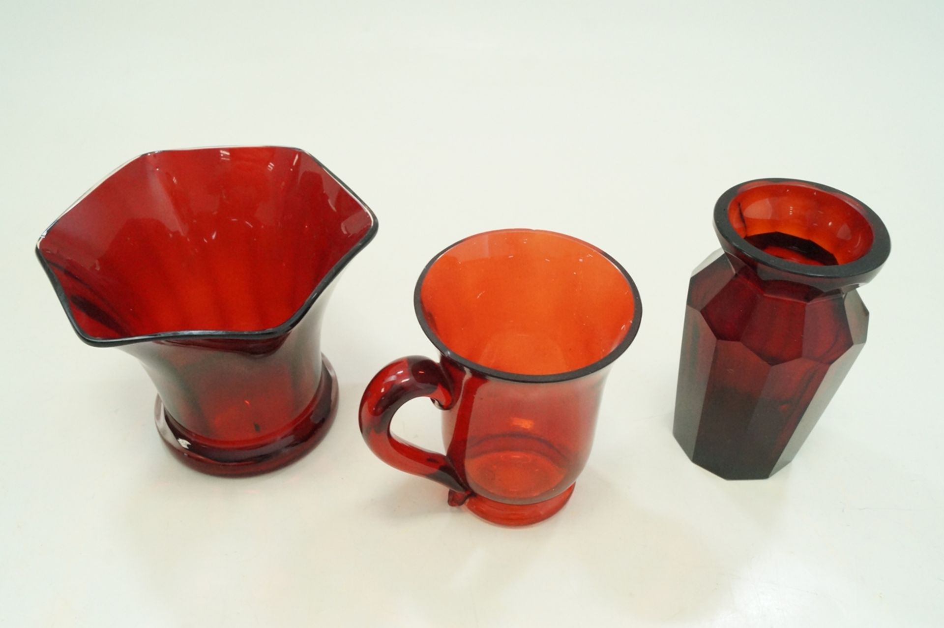 Kleines Konvolut aus drei rubinroten Glasobjekten; unterschiedliche Alter und Hersteller; teils Kla - Bild 2 aus 3