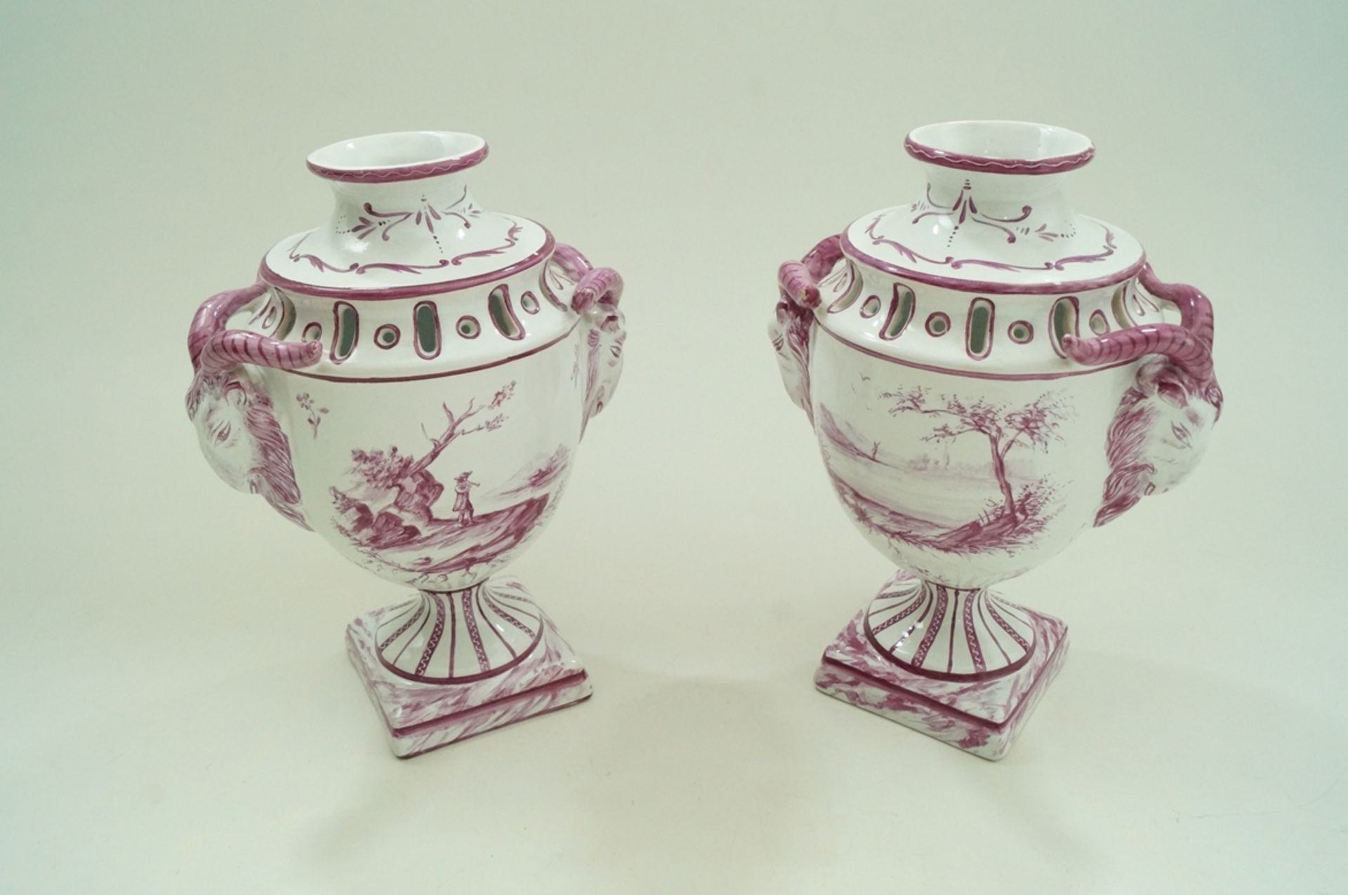 Ausgefallenes Pärchen Potpourri-Vasen mit seitlich angesetzten Widderköpfen; Fayence, in lilatönen 
