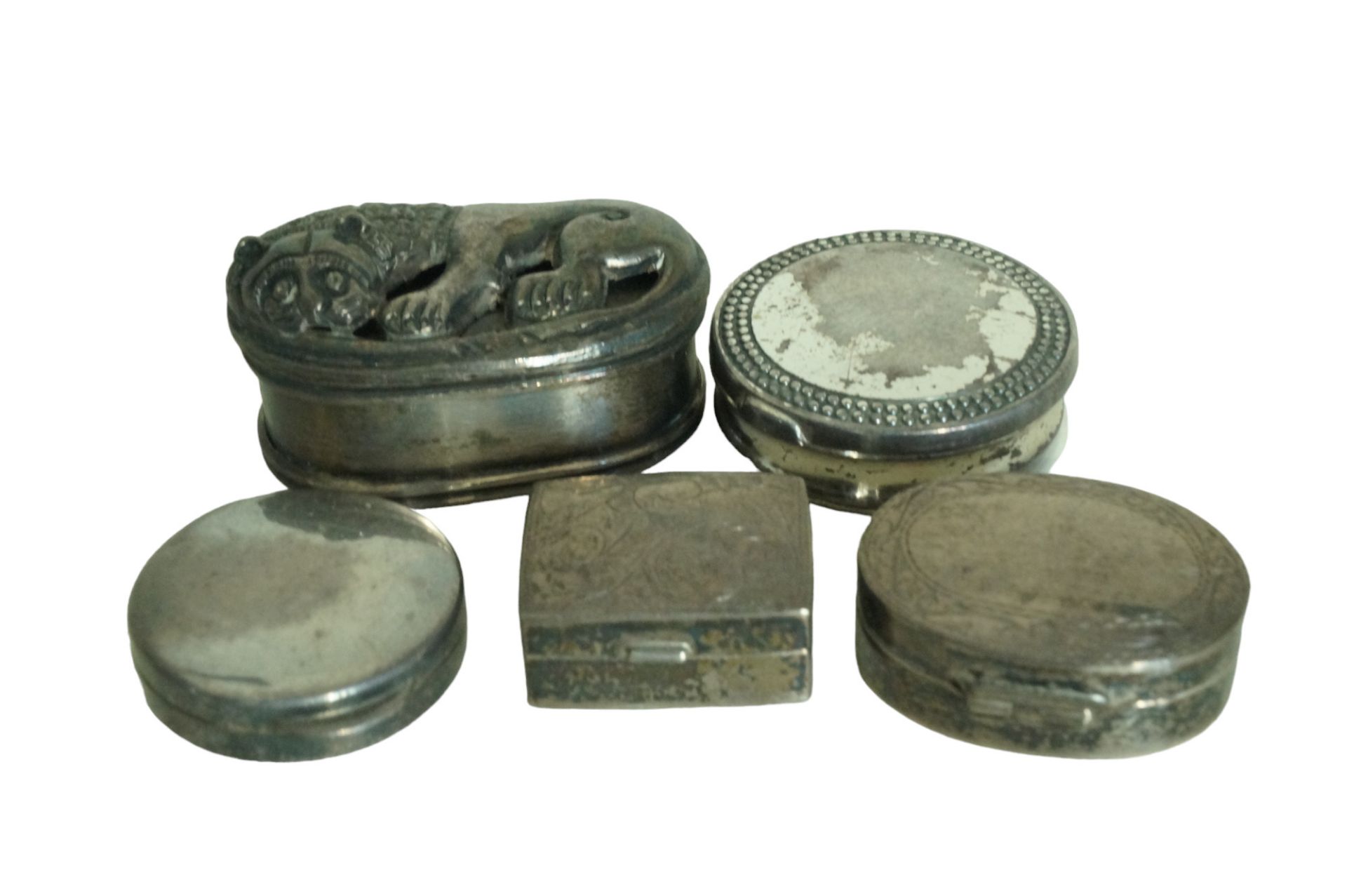 Kleines Konvolut aus insgesamt fünf kleinen Pillendosen mit Scharnierdeckeln; überwiegend Silber od