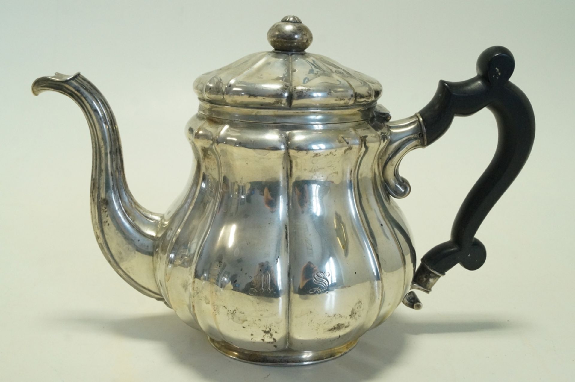 Alte, runde Teekanne; godronierter Korpus aus 800er Silber; eine Seite monogrammiert "MS"; ebonisie - Bild 2 aus 2