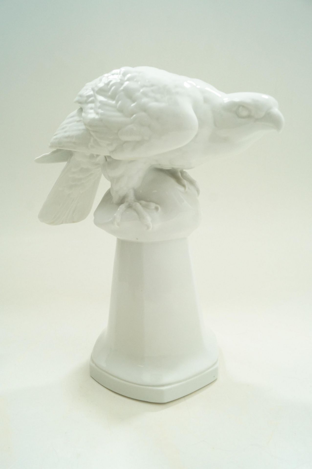 Seltenere, große Ausformung eines auf einem Postament sitzenden Adlers; unbemaltes, weißes Porzella - Bild 3 aus 7