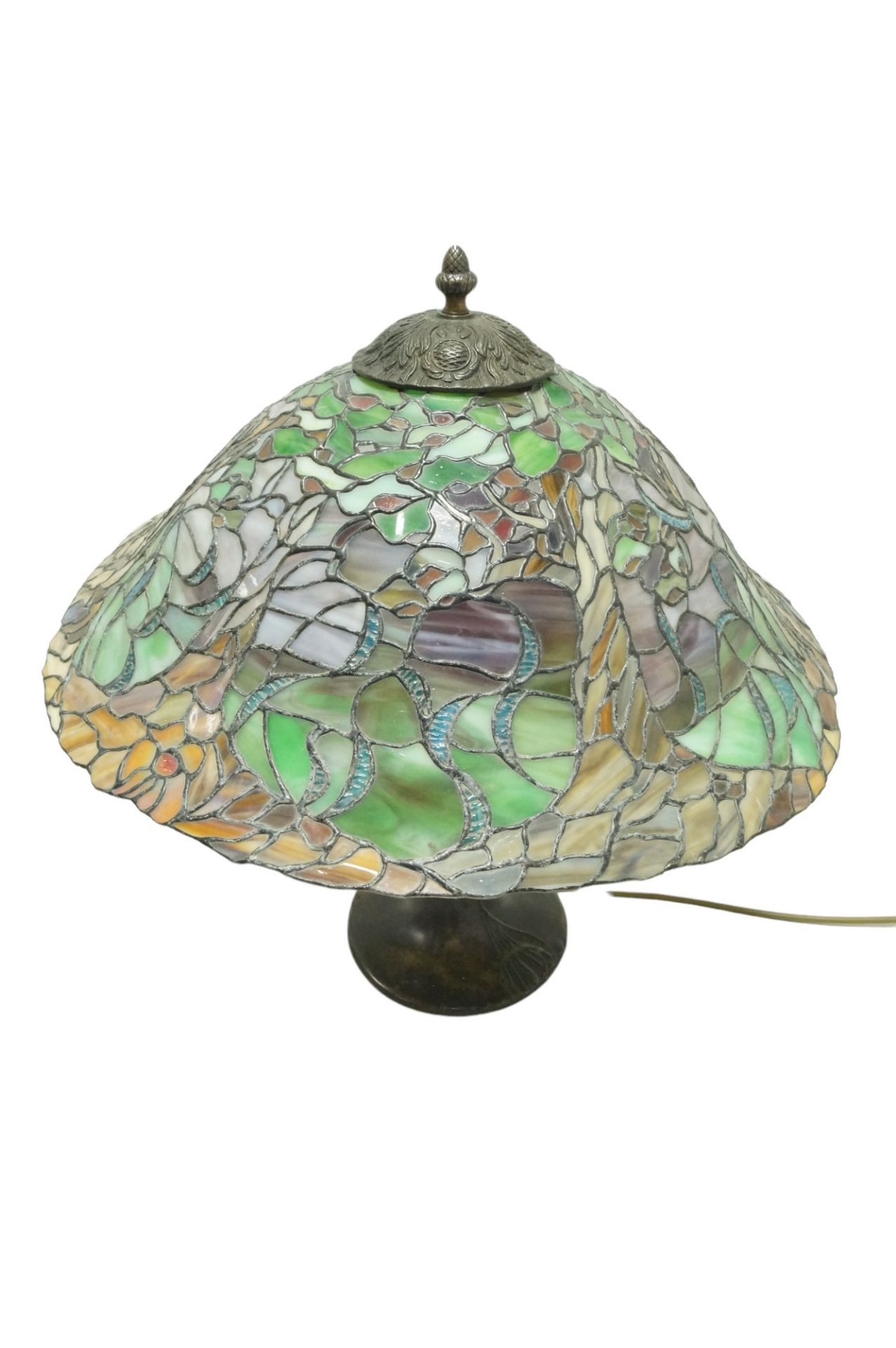 Neuzeitliche Tischlampe im Tiffany-Stil; schwerer Bronzefuß; einflammige Beleuchtung unter aufwendi - Image 2 of 5