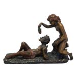 Zweiteilige, kleine Bronzefigur nach Franz Bergmann; Darstellung einer nackten Frau welche einen au