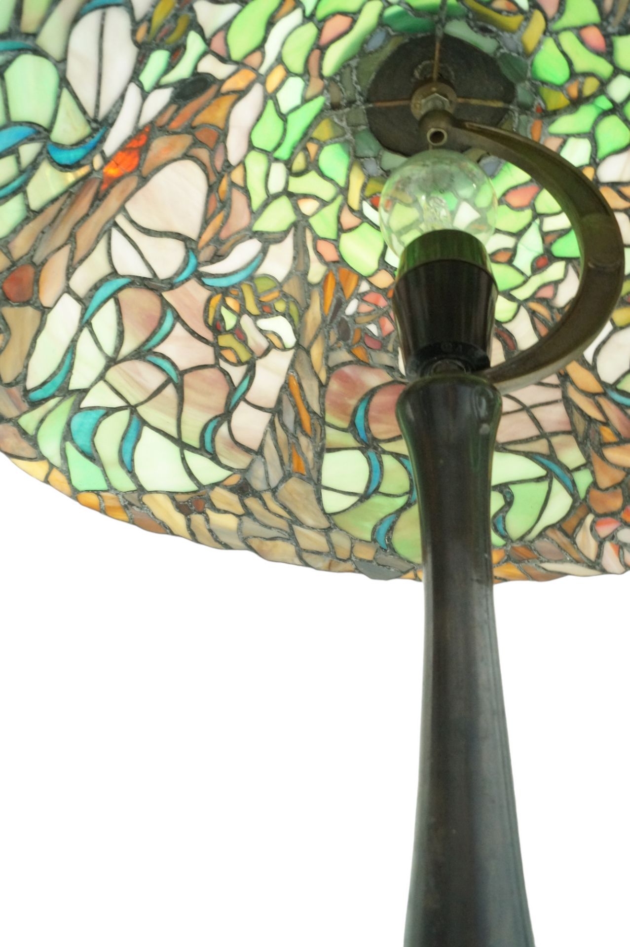 Neuzeitliche Tischlampe im Tiffany-Stil; schwerer Bronzefuß; einflammige Beleuchtung unter aufwendi - Image 4 of 5