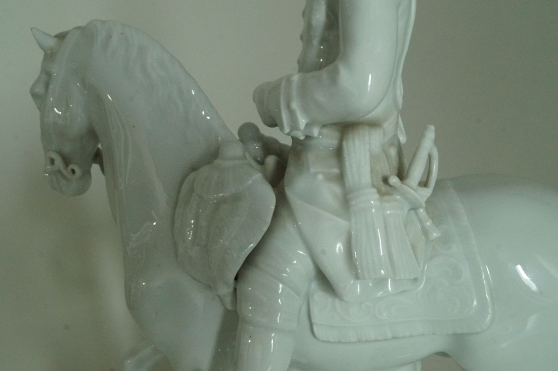 Friedrich II. zu Pferd auf Sockel; Große Porzellanfigur vom "Alten Fritz" zu Pferd auf Denkmalsocke - Bild 3 aus 4