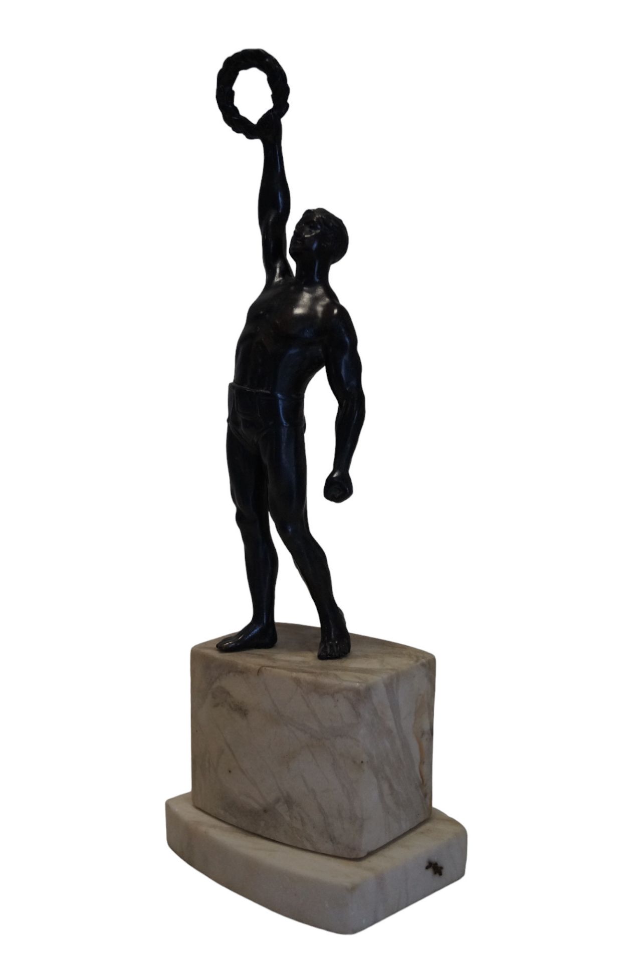 Kleine Statuette auf hellem, zweiteiligem Marmorsockel; Darstellung eines, einen Lorbeerkranz trium - Image 2 of 2