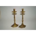 Ein Paar goldfarbener Messing-Kerzenhalter mit 6-eckigem Fuß; alter unbekannt; Fuß: 16,0x9,0cm; H: 