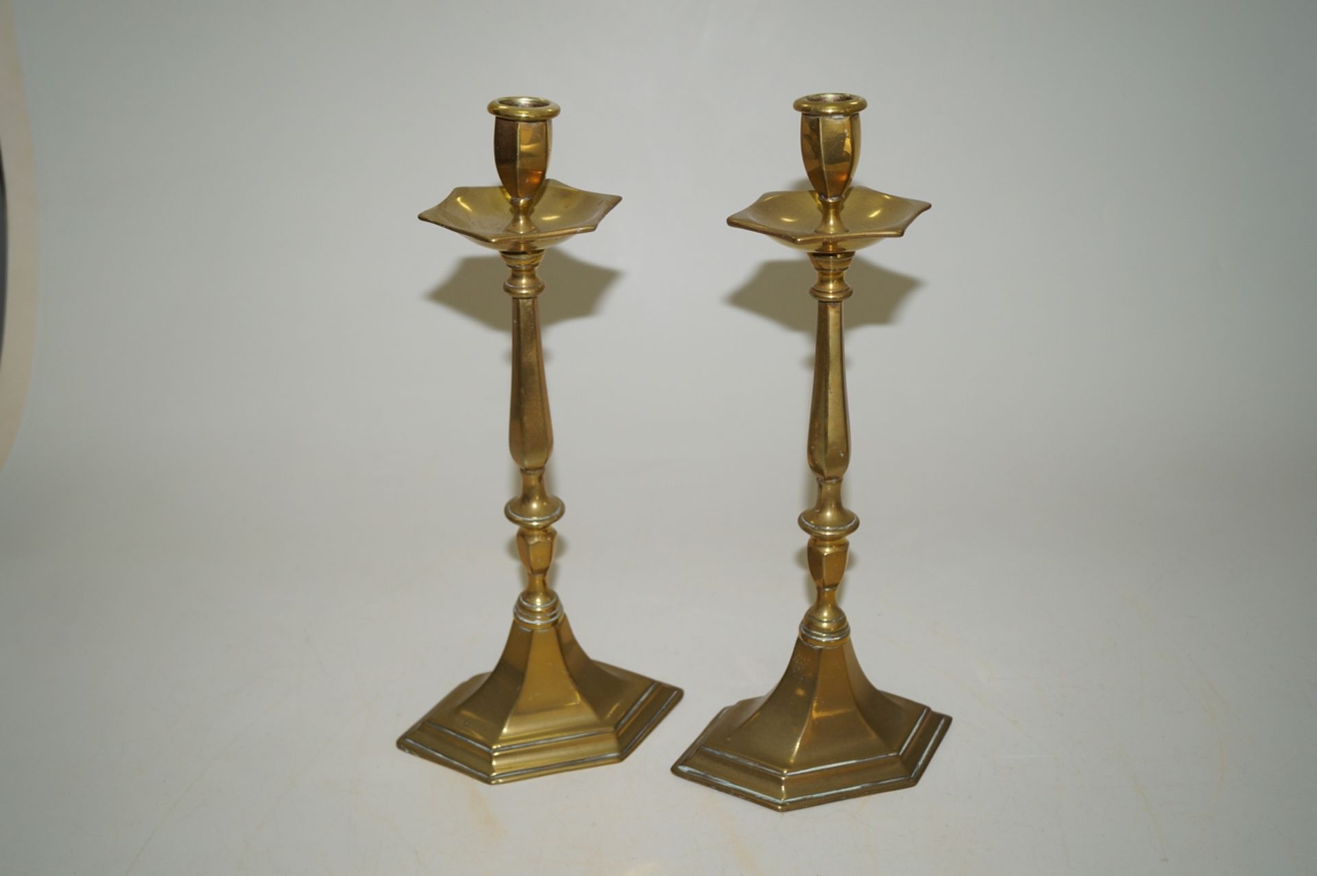Ein Paar goldfarbener Messing-Kerzenhalter mit 6-eckigem Fuß; alter unbekannt; Fuß: 16,0x9,0cm; H: 