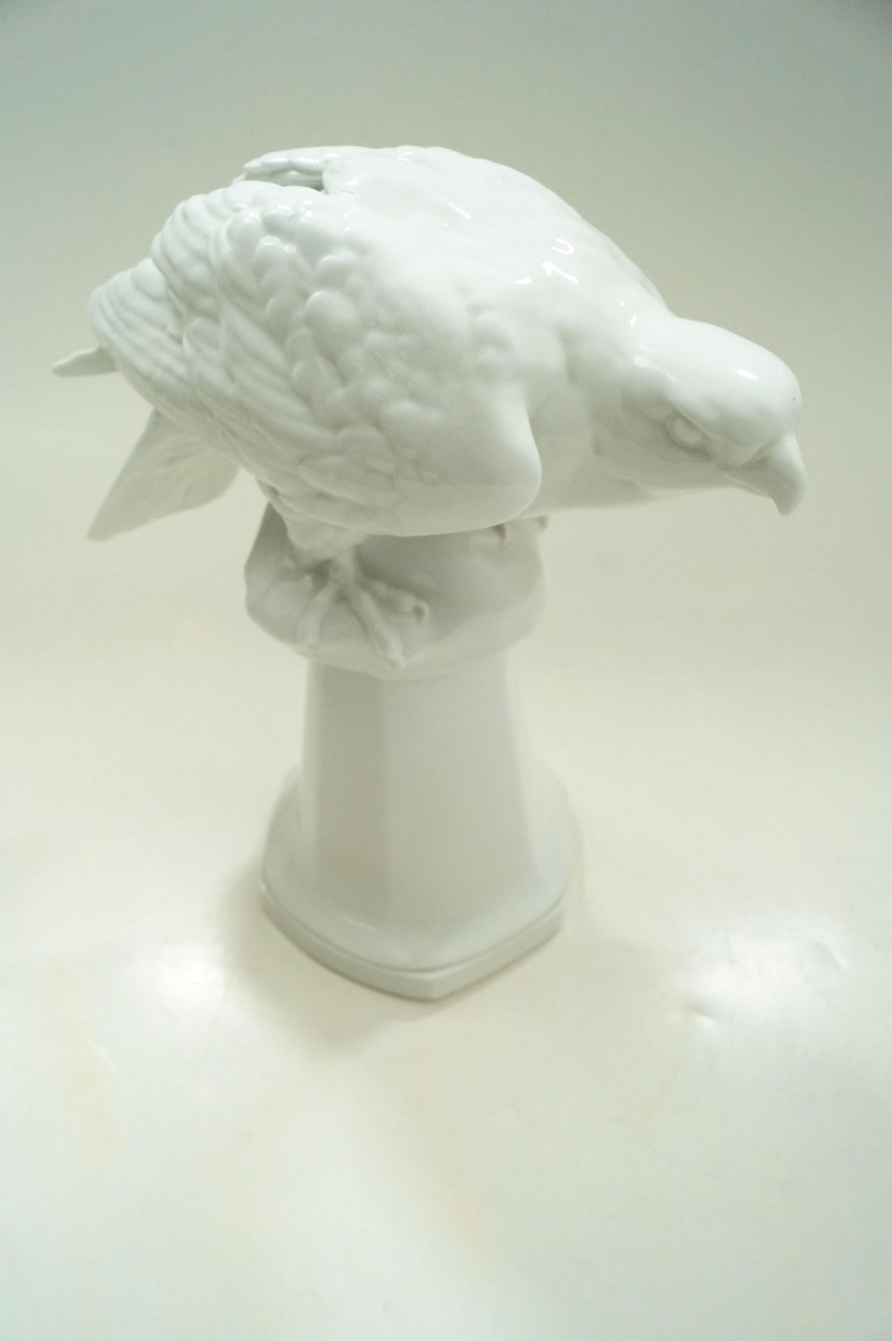 Seltenere, große Ausformung eines auf einem Postament sitzenden Adlers; unbemaltes, weißes Porzella - Bild 4 aus 7