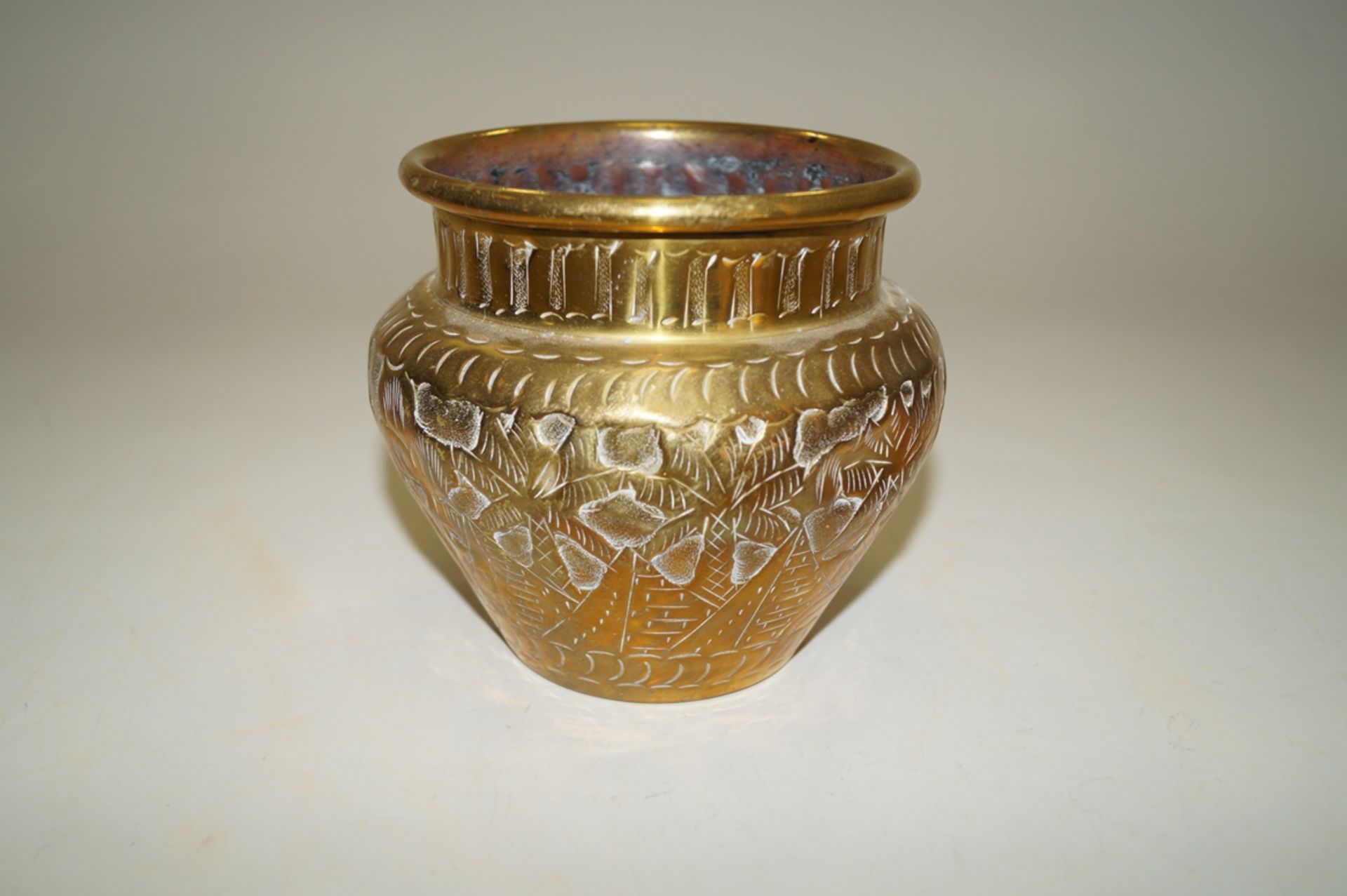 Kleine Vase aus goldfarbenem Messing; umlaufend florale Ornamentik und weitere Verzierungen; Gebrau - Bild 2 aus 2